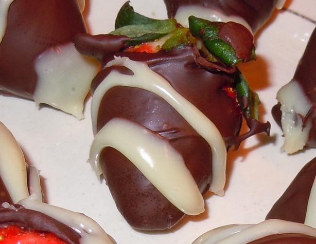 Frutillas-con-cobertura-de-chocolate-postre-dulces