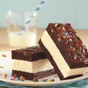 Brownies-con-helado-casero-receta-clasica-postre-crema-de-leche-nueces-chocolate-gelatina-sin-sabor-colapez-5