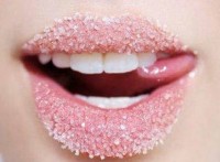 exfoliante-casero-hecho-de-azúcar-para-labios-emoliente-humectación-miel-vaselina-piel-