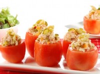 Tomates-rellenos-con-diferentes-variantes-comida-vegana